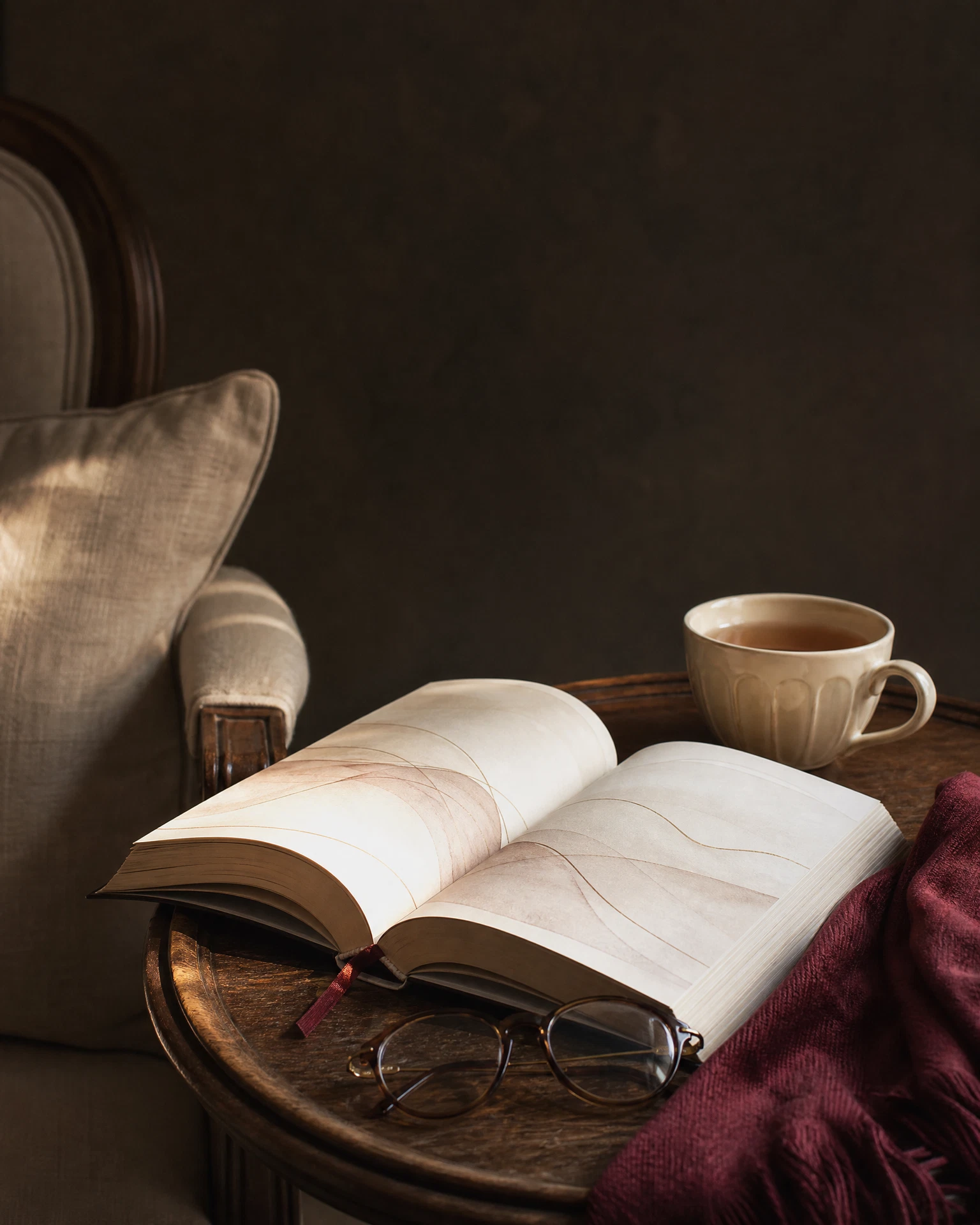 Ein Andachtsbuch, Lesebrille und eine Tasse Tee auf einem Beistelltisch.